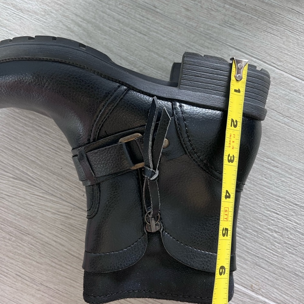 Clarks soft cushion ankle boots. Size 7M. Black - Picture 9 of 10